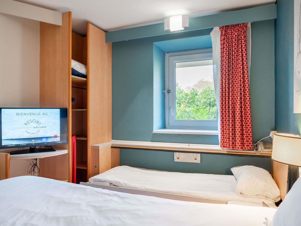 Habitación estándar con una cama doble y una individual del hotel Ibis Antibes Sophia Antipolis. Foto 2