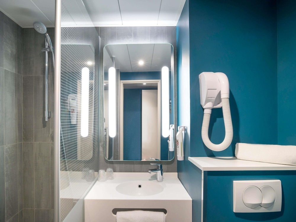 Habitación estándar con una cama doble y una individual del hotel Ibis Antibes Sophia Antipolis. Foto 4