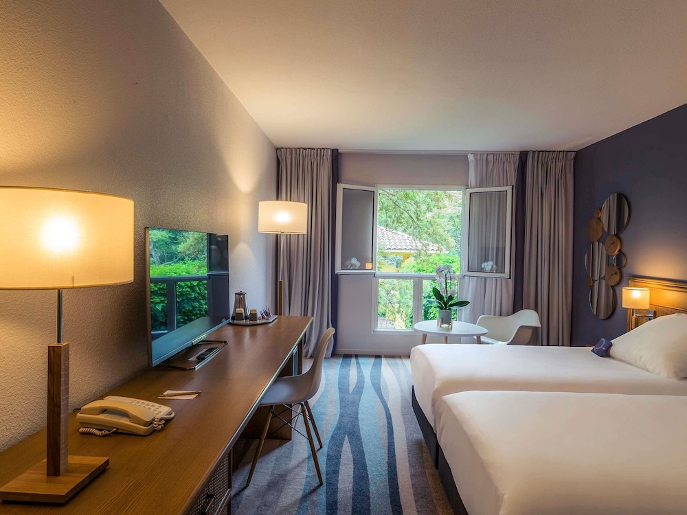 Habitación estándar con dos camas individuales del hotel Mercure Antibes Sophia Antipolis. Foto 7