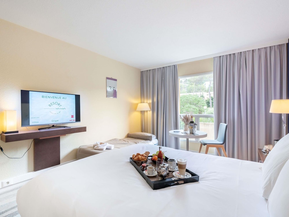 Habitación estándar con una cama doble y una cama individual del hotel Mercure Antibes Sophia Antipolis. Foto 3
