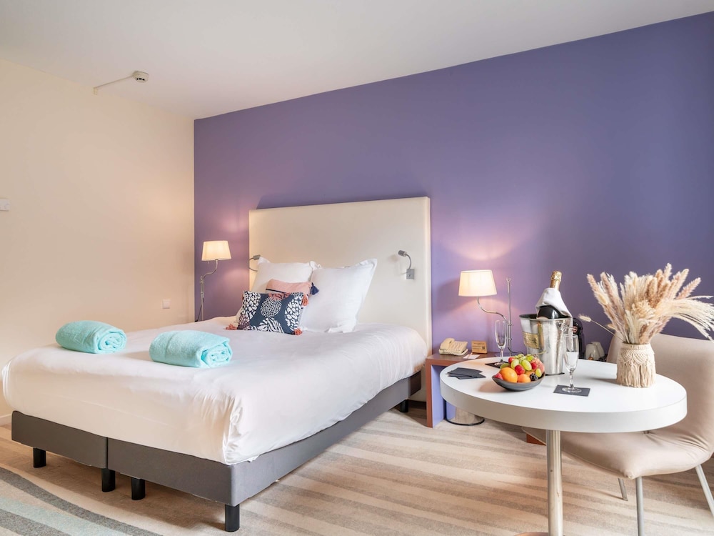 Habitación estándar con una cama doble y una cama individual del hotel Mercure Antibes Sophia Antipolis. Foto 4