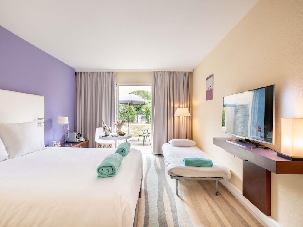 Habitación superior con terraza y cama doble del hotel Mercure Antibes Sophia Antipolis. Foto 3