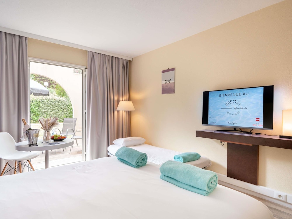 Habitación superior con terraza y cama doble del hotel Mercure Antibes Sophia Antipolis. Foto 7