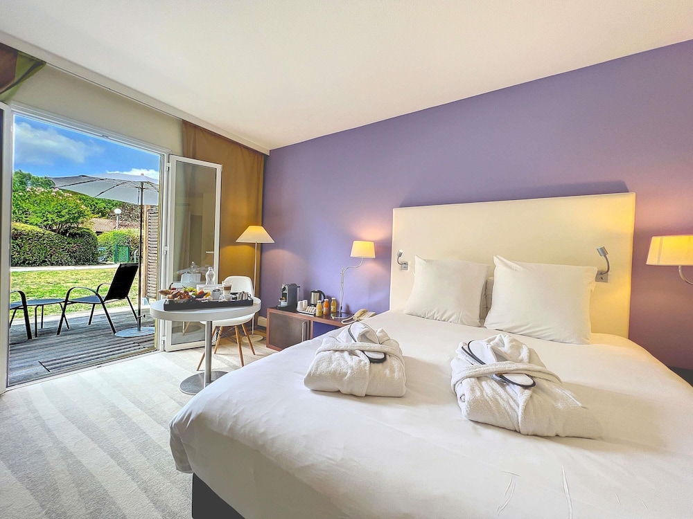 Habitación superior con terraza y cama doble del hotel Mercure Antibes Sophia Antipolis. Foto 9