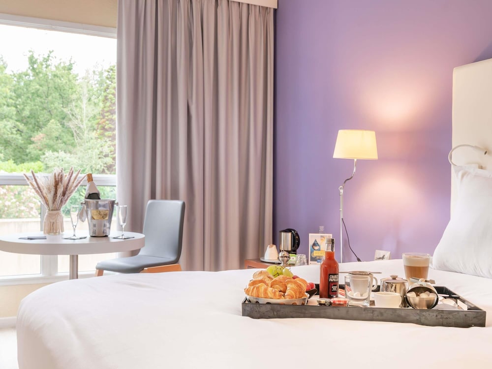 Habitación superior con cama doble y vistas a la piscina del hotel Mercure Antibes Sophia Antipolis