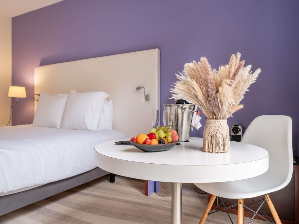 Habitación superior con cama doble y vistas a la piscina del hotel Mercure Antibes Sophia Antipolis. Foto 3