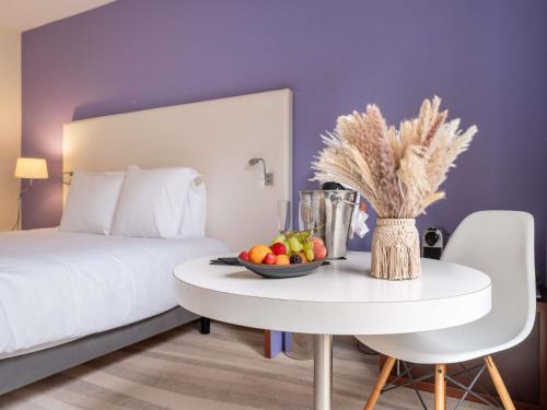 Habitación superior con terraza y sofá del hotel Mercure Antibes Sophia Antipolis