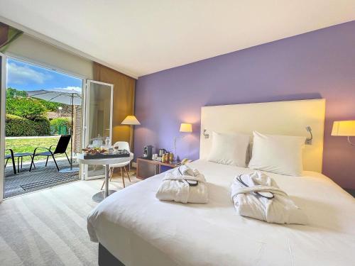Habitación superior con terraza y sofá del hotel Mercure Antibes Sophia Antipolis. Foto 1