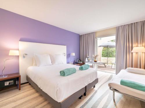 Habitación superior con terraza y sofá del hotel Mercure Antibes Sophia Antipolis. Foto 3