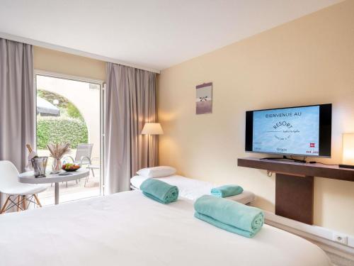 Habitación superior con terraza y sofá del hotel Mercure Antibes Sophia Antipolis. Foto 4