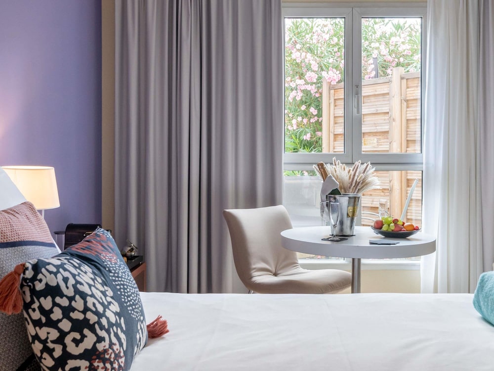 Suite junior con cama doble y sofá del hotel Mercure Antibes Sophia Antipolis. Foto 4