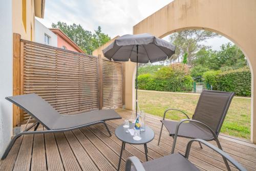 Habitación superior con terraza y sofá del hotel Mercure Antibes Sophia Antipolis. Foto 9