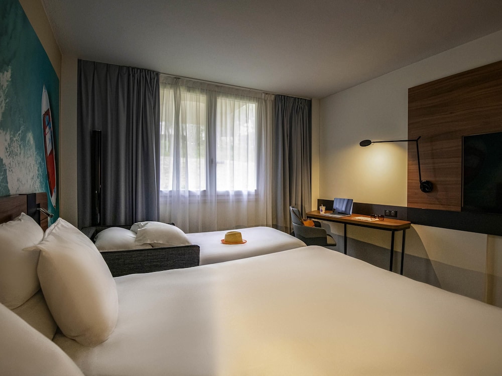 Habitación Clásica con 1 cama doble y 1 cama individual del hotel Novotel Antibes Sophia Antipolis. Foto 3