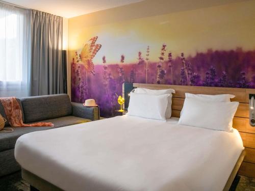 Habitación Clásica con 1 cama doble y 1 sofá - cama doble del hotel Novotel Antibes Sophia Antipolis. Foto 1