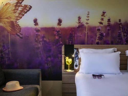 Habitación Clásica con 1 cama doble y 1 sofá - cama doble del hotel Novotel Antibes Sophia Antipolis. Foto 3