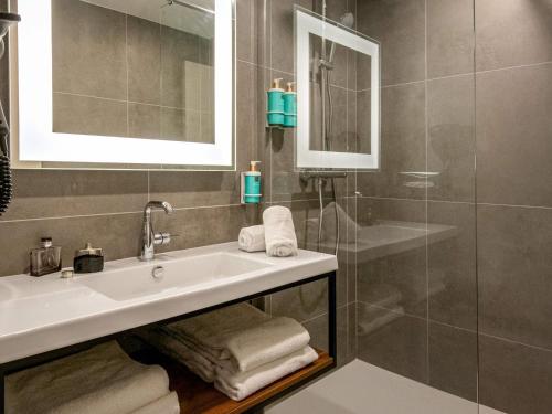 Habitación Clásica con 1 cama doble y 1 sofá - cama doble del hotel Novotel Antibes Sophia Antipolis. Foto 5