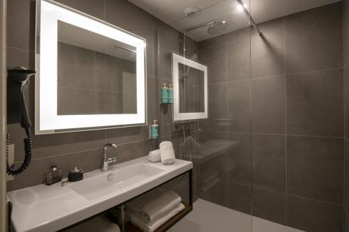 Habitación Clásica con 1 cama doble y 1 sofá - cama doble del hotel Novotel Antibes Sophia Antipolis. Foto 6