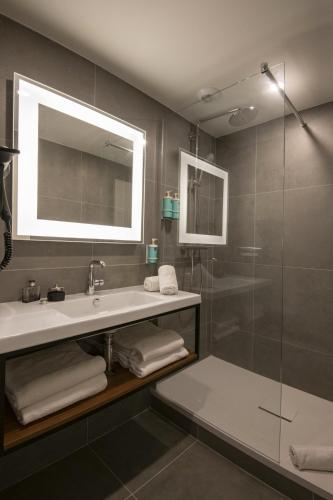 Habitación Clásica con 1 cama doble y 1 sofá - cama doble del hotel Novotel Antibes Sophia Antipolis. Foto 8