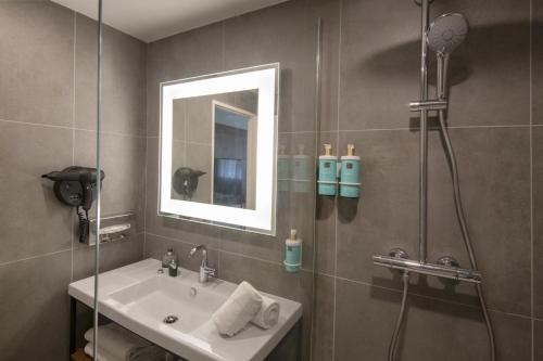 Habitación Clásica con 1 cama doble y 1 sofá - cama doble del hotel Novotel Antibes Sophia Antipolis. Foto 9
