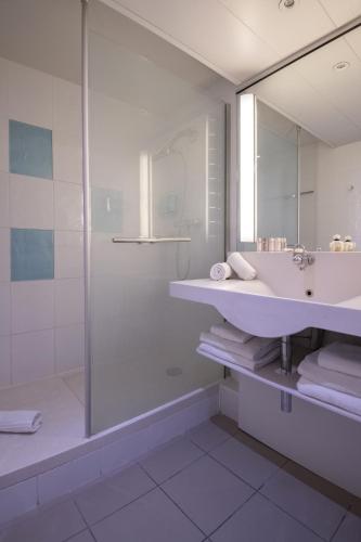Habitación Clásica con 1 cama doble y 1 sofá - cama doble del hotel Novotel Antibes Sophia Antipolis. Foto 12