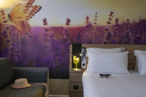 Habitación Clásica con 1 cama doble y 1 sofá - cama doble del hotel Novotel Antibes Sophia Antipolis. Foto 14