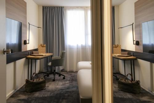 Habitación Clásica con 1 cama doble y 1 sofá - cama doble del hotel Novotel Antibes Sophia Antipolis. Foto 15