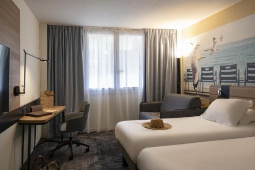 Habitación Clásica con 1 cama doble y 1 sofá - cama doble del hotel Novotel Antibes Sophia Antipolis. Foto 16