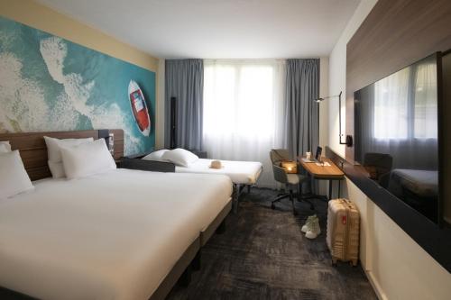 Habitación Clásica con 1 cama doble y 1 sofá - cama doble del hotel Novotel Antibes Sophia Antipolis. Foto 19