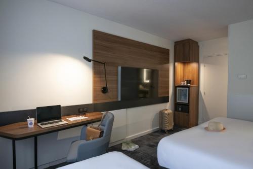 Habitación Clásica con 1 cama doble y 1 sofá - cama doble del hotel Novotel Antibes Sophia Antipolis. Foto 20