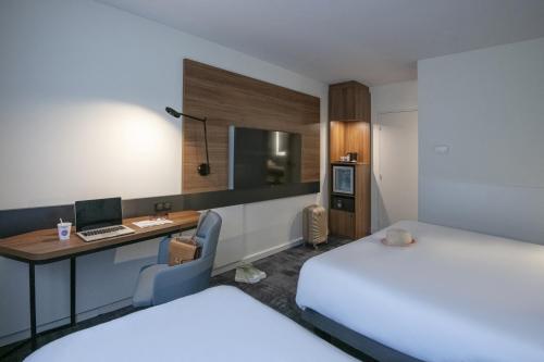 Habitación Clásica con 1 cama doble y 1 sofá - cama doble del hotel Novotel Antibes Sophia Antipolis. Foto 21