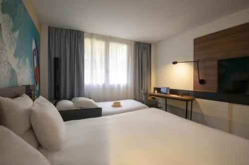 Habitación Clásica con 1 cama doble y 1 sofá - cama doble del hotel Novotel Antibes Sophia Antipolis. Foto 22