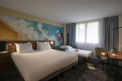 Habitación Clásica con 1 cama doble y 1 sofá - cama doble del hotel Novotel Antibes Sophia Antipolis. Foto 23
