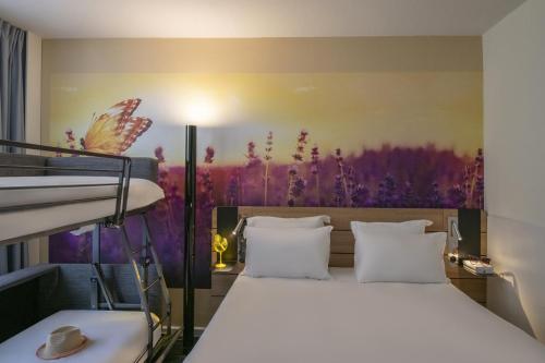 Habitación Clásica con 1 cama doble y 1 sofá - cama doble del hotel Novotel Antibes Sophia Antipolis. Foto 24