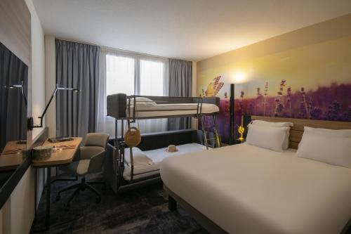 Habitación Clásica con 1 cama doble y 1 sofá - cama doble del hotel Novotel Antibes Sophia Antipolis. Foto 25