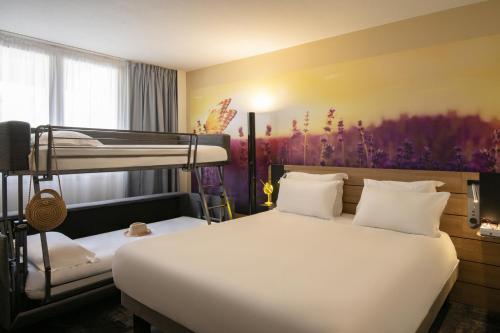 Habitación Clásica con 1 cama doble y 1 sofá - cama doble del hotel Novotel Antibes Sophia Antipolis. Foto 26
