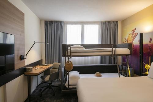 Habitación Clásica con 1 cama doble y 1 sofá - cama doble del hotel Novotel Antibes Sophia Antipolis. Foto 27