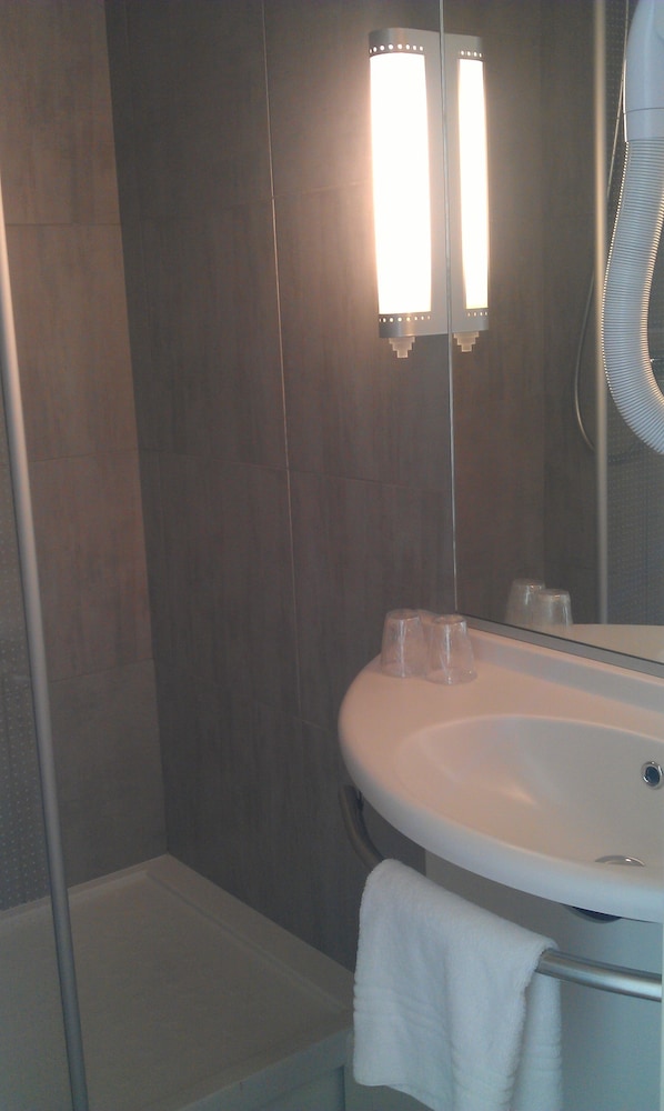 Habitación Estándar con 1 cama doble del hotel Ibis Sète Balaruc Les Bains Bien-être Et Spa. Foto 7