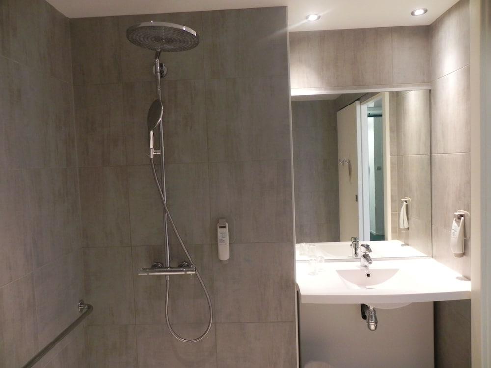 Habitación Estándar con 1 cama doble del hotel Ibis Sète Balaruc Les Bains Bien-être Et Spa. Foto 8