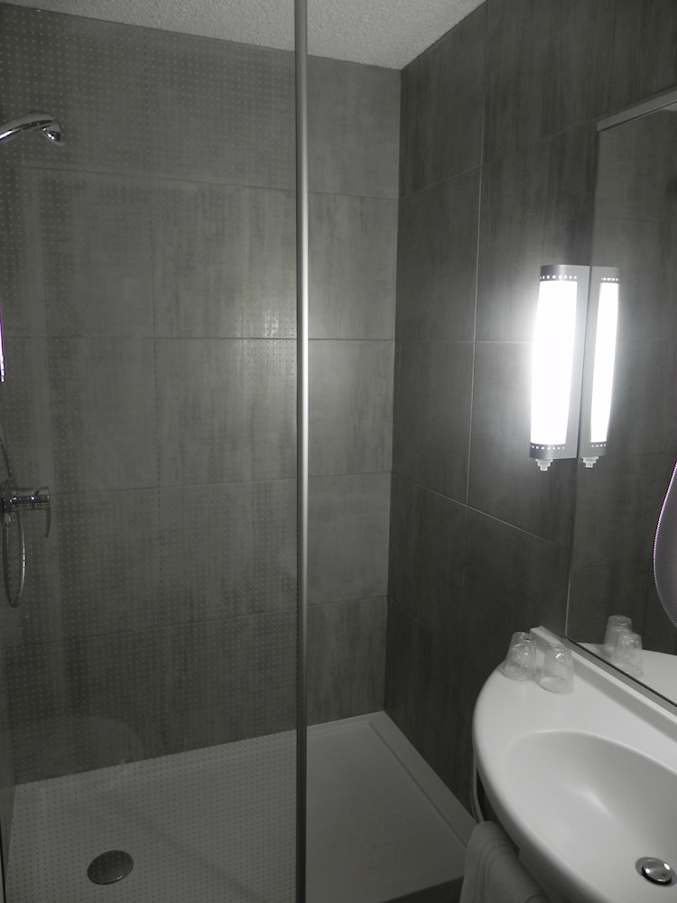 Habitación estándar con 2 camas individuales del hotel Ibis Sète Balaruc Les Bains Bien-être Et Spa. Foto 6