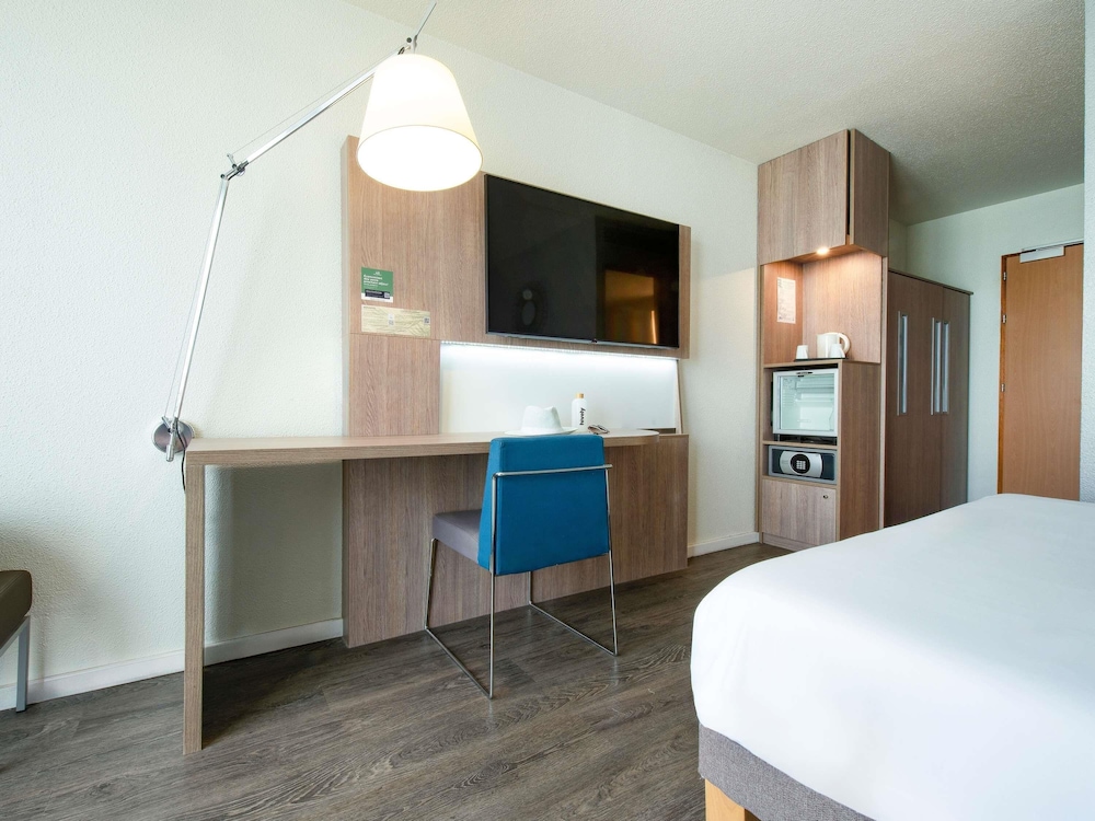 Habitación Superior con vistas al campo de golf, balcón, 1 cama doble y 1 sofá - cama doble del hotel Novotel Senart Golf De Greenparc