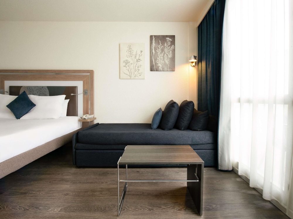 Habitación Superior con vistas al campo de golf, balcón, 1 cama doble y 1 sofá - cama doble del hotel Novotel Senart Golf De Greenparc