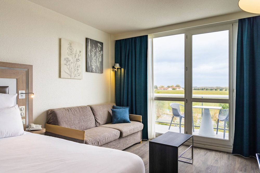 Habitación Superior con vistas al campo de golf, balcón, 1 cama doble y 1 sofá - cama doble del hotel Novotel Senart Golf De Greenparc. Foto 1