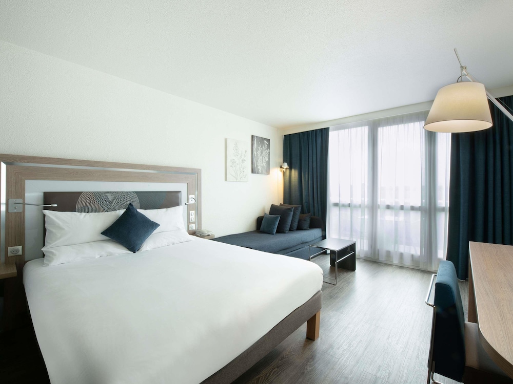 Habitación Superior con vistas al campo de golf, balcón, 1 cama doble y 1 sofá - cama doble del hotel Novotel Senart Golf De Greenparc. Foto 4