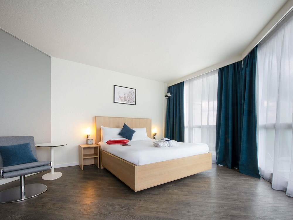 Habitación Ejecutiva con terraza y 1 cama doble del hotel Novotel Senart Golf De Greenparc. Foto 5
