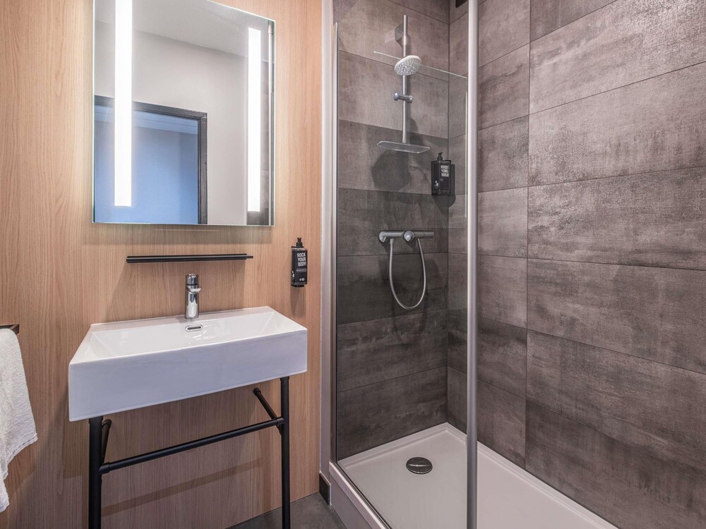 Habitación Estándar con 1 cama doble del hotel Ibis Saint Quentin Basilique. Foto 7