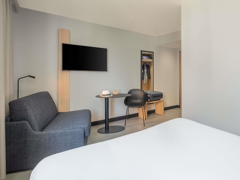 Habitación estándar con dos camas individuales del hotel Ibis Saint Quentin Basilique. Foto 1