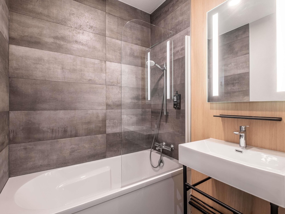 Habitación estándar con dos camas individuales del hotel Ibis Saint Quentin Basilique. Foto 3