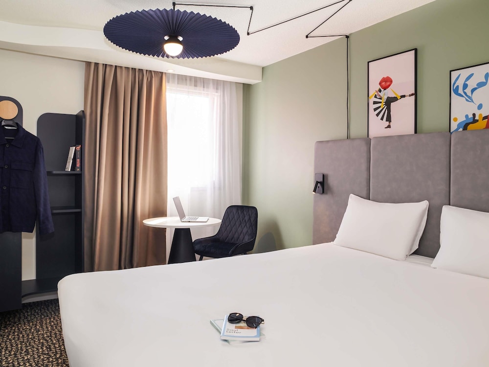 Habitación, varias camas del hotel Ibis Saint Nazaire Trignac. Foto 4