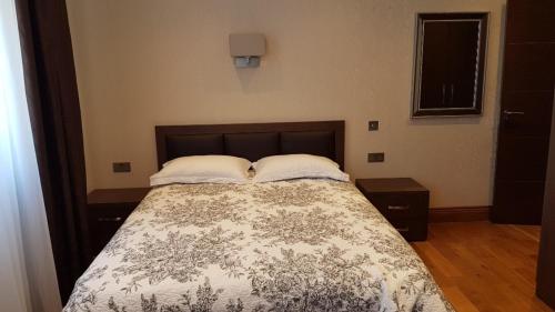 Habitación Deluxe con cama extragrande del hotel OYO The Kilburn Arms. Foto 3