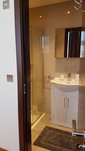 Habitación Deluxe con cama extragrande del hotel OYO The Kilburn Arms. Foto 5